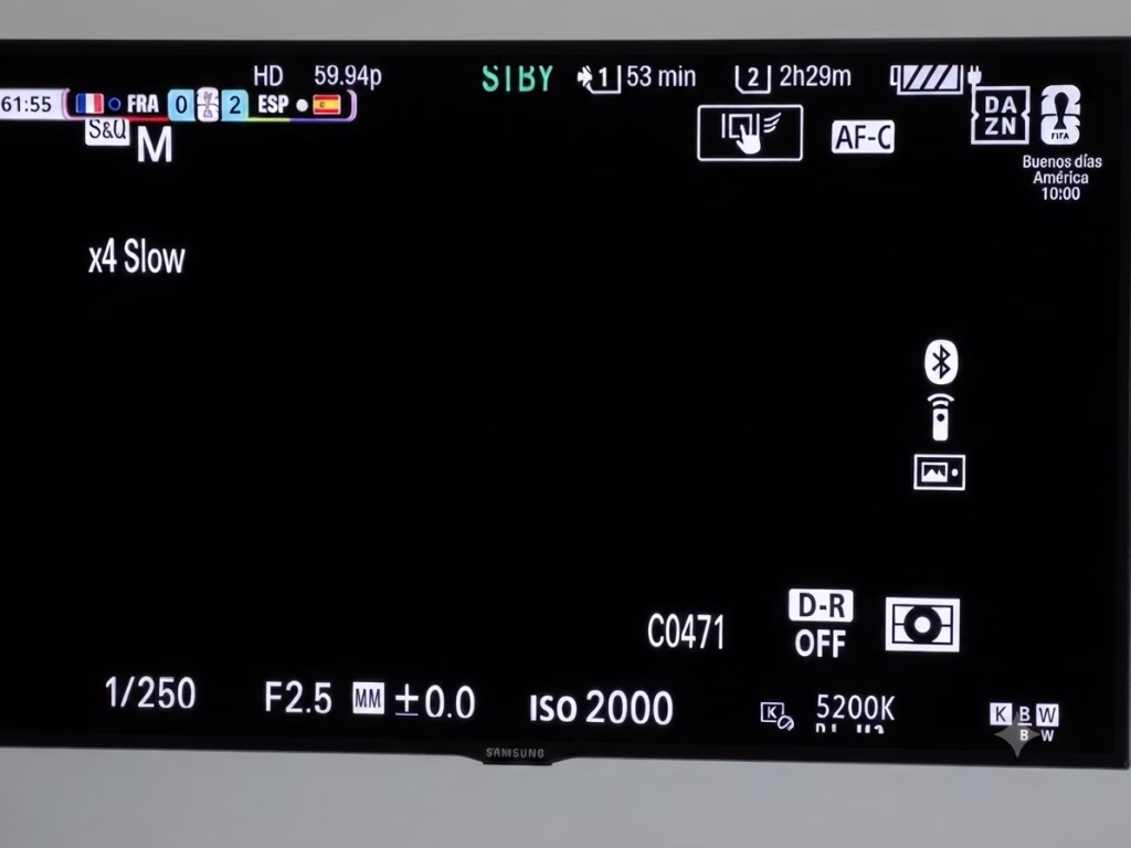 Cámara de televisión profesional en un estadio de fútbol durante un partido.